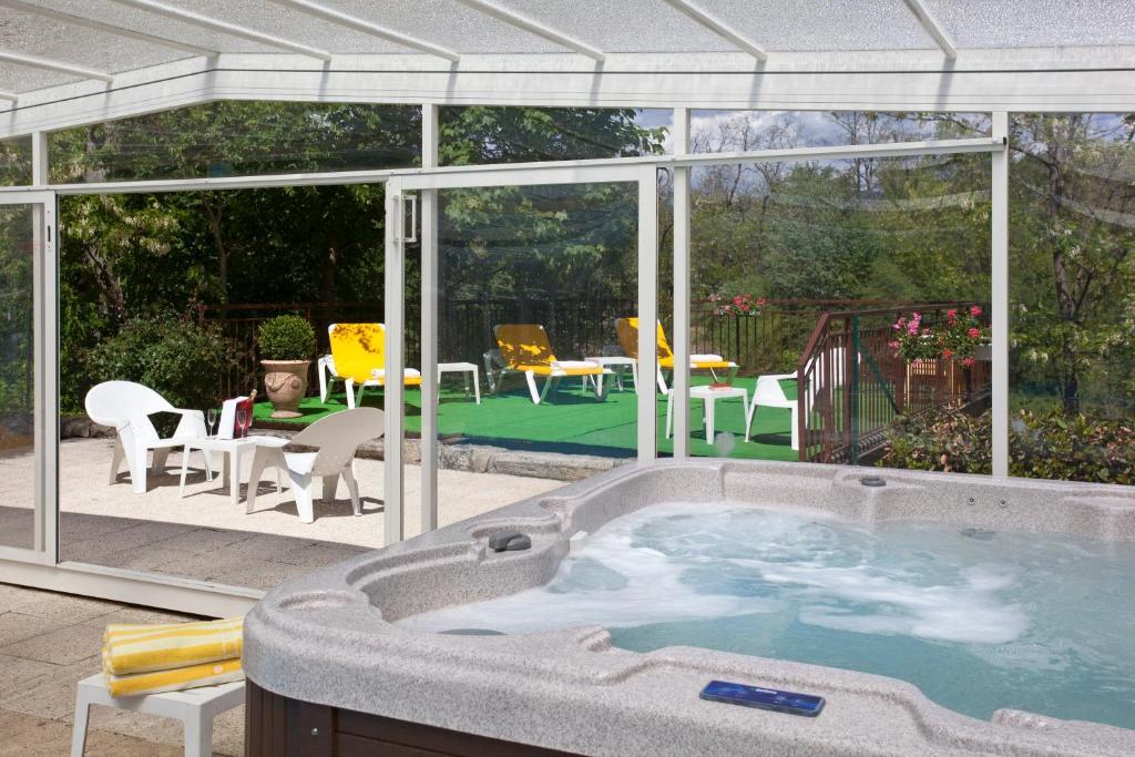 Logis Hotel Restaurant Les Cedres Joyeuse Luaran gambar